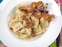Hemgjord gnocchi med soltorkad tomat, chili och vitlök